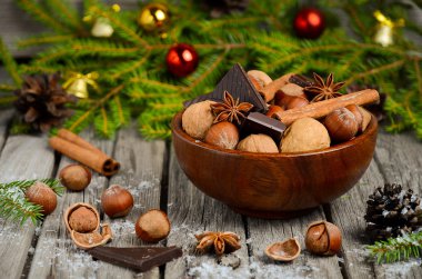 Fındık ve ceviz çikolata ve bir ahşap kase tarçın ile