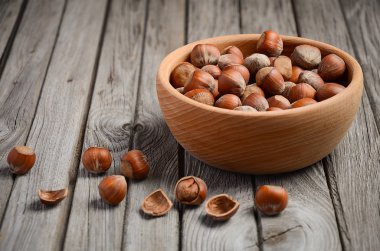 Tahta bir kasede fındık