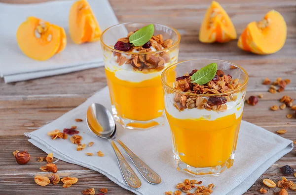 Pumpa pudding med müsli och yoghurt — Stockfoto