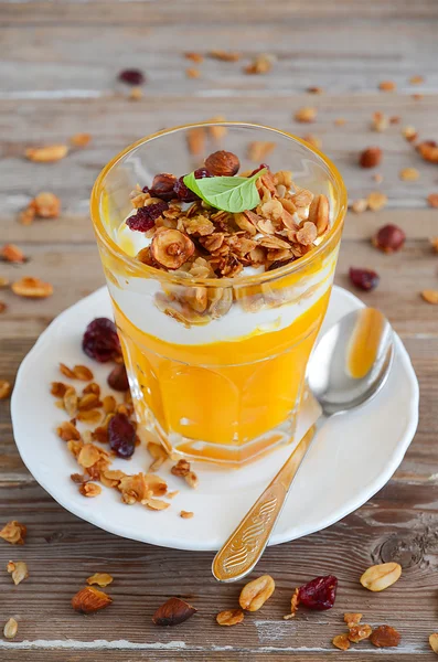 Pouding à la citrouille avec granola et yaourt — Photo