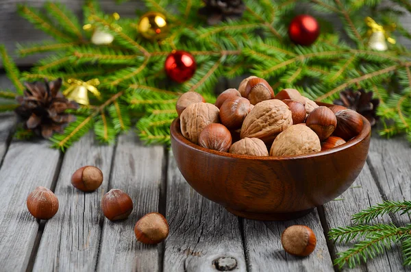 Орехи и грецкие орехи в деревянной чаше — стоковое фото