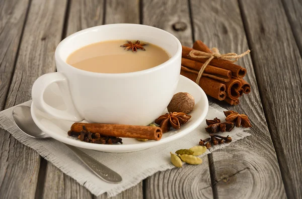 Indischer Masala Chai Tee. Gewürztee mit Milch. — Stockfoto