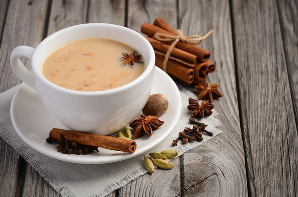 Té de masala chai indio. Té especiado con leche . —  Fotos de Stock