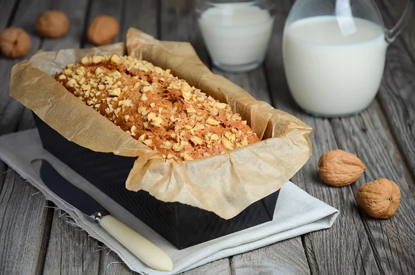 Pan de plátano casero con nueces —  Fotos de Stock