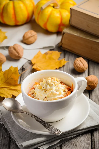 Zjadacz deser w kubku przygotowane w kuchenka mikrofalowa na tle jesień — Zdjęcie stockowe