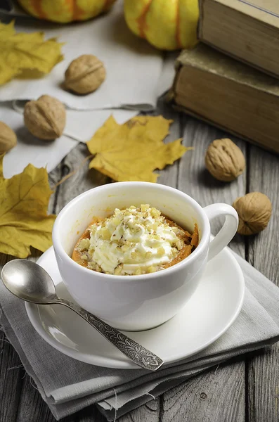 Zjadacz deser w kubku przygotowane w kuchenka mikrofalowa na tle jesień — Zdjęcie stockowe