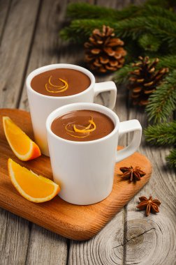 Portakal ve baharatlar ile sıcak çikolata