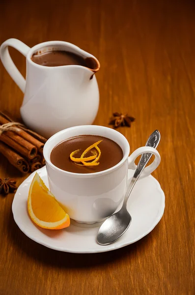 Varm choklad med apelsin och kryddor — Stockfoto