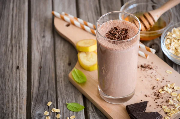 Schokoladen-Bananen-Smoothie mit Haferflocken — Stockfoto