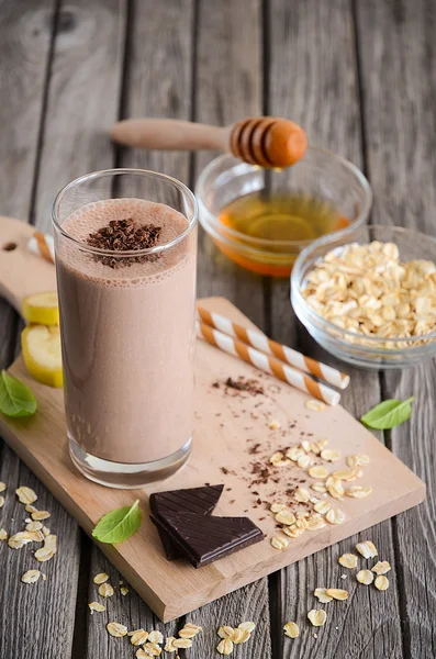 Choklad och banan smoothie med havregryn — Stockfoto