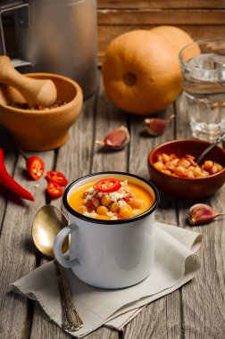 Pastırma, nohut ve beyaz peynir ile balkabağı çorbası