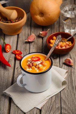 Pastırma, nohut ve beyaz peynir ile balkabağı çorbası