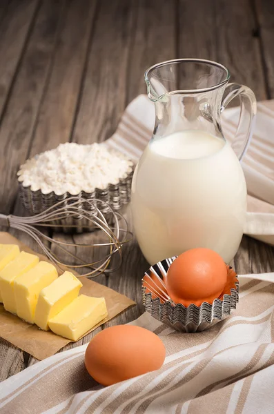 Інгредієнти для випічки - молоко, масло, яйця та борошно. Романтичний фон . — стокове фото