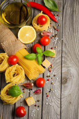 Makarna, sebzeler, otlar ve baharatlar rustik ahşap masa İtalyan yemek.