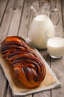 Çikolata ve haşhaş tohumu ile Maya rulo.