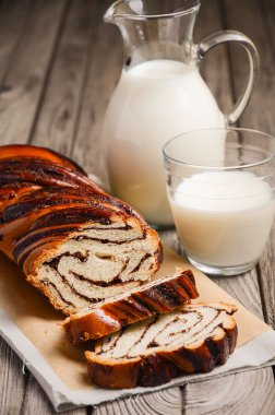 Çikolata ve haşhaş tohumu ile Maya rulo.