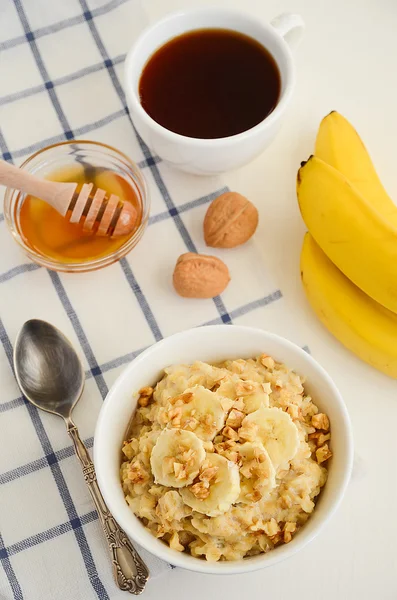 Πλιγούρι βρώμης κουάκερ με μπανάνα, μέλι και καρύδια. — Φωτογραφία Αρχείου