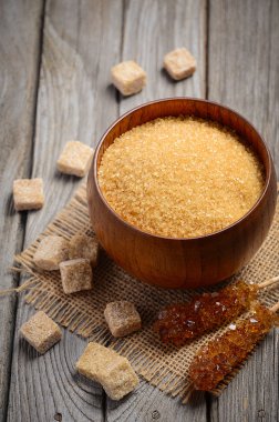 Kahverengi şeker çeşitli rustik arka plan üzerinde.