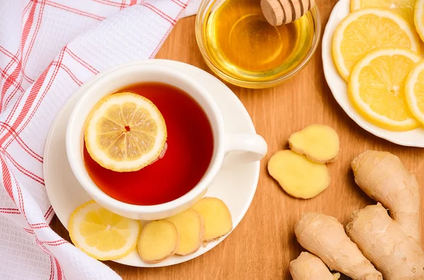 Black tea with lemon, ginger and honey on the wooden table. — Stock Photo, Image