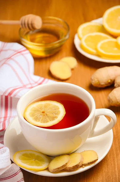 Schwarzer Tee mit Zitrone, Ingwer und Honig auf dem Holztisch. — Stockfoto