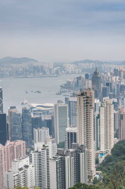Victoria Tepesi 'nin tepesinden Hong Kong' daki kentsel ufuk çizgisi ve kowloon körfezi manzarası.