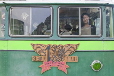 Hong Kong 'da Victoria Tepesi' nin tepesindeki tramvayın tepesine bakan Çinli bir kadın.. 