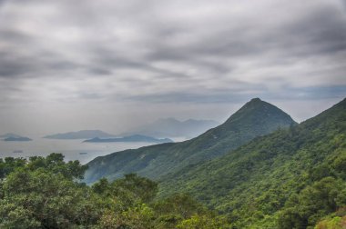Viktorya zirvesinden Hong Kong adaları üzerinde dramatik bir gökyüzü görüldü.. 