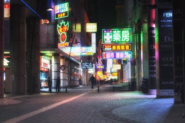 Macao, Çin. 18 Aralık 2016. Çin 'in Makao bölgesindeki bir alışveriş bölgesindeki işaretler ve işaretler..