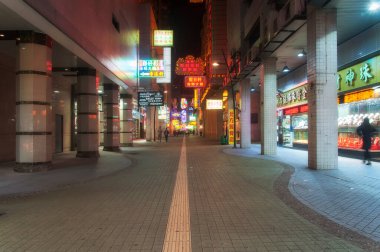 Macao, Çin. 18 Aralık 2016. Çin 'in Makao bölgesindeki bir alışveriş bölgesindeki işaretler ve işaretler..