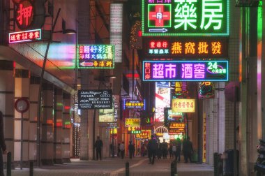 Macao, Çin. 18 Aralık 2016. Çin 'in Makao bölgesindeki bir alışveriş bölgesindeki işaretler ve işaretler..