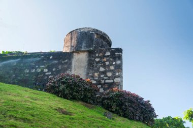 Macao Çin 'deki tarihi Guia Kalesi duvarının üzerinde yükselen bir kule..
