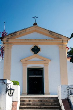 Guia Kalesi 'ndeki tarihi şapel. Güneşli mavi bir gökyüzü gününde, Çin' in Macau şehrindeki uneseco dünya mirası alanı..