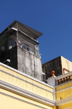 Azize Dominik Katedrali 'nin canlı dış yüzeyi Çin' in Macau şehrindeki yıpranmış bir binanın içinde..