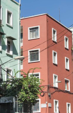 Güneşli mavi bir gökyüzünde, Macau China şehrinde canlı renkli binalar..