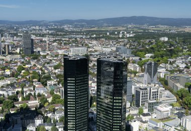 Almanya 'da güneşli bir yaz gününde Frankfurt şehrinin ana kulesinin tepesindeki hava manzarası..
