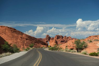 Nevada, Moapa Vadisi 'ndeki Ateş Eyaleti Parkı vadisinde dramatik manzara ve kumtaşı oluşumları arasında bir yol..