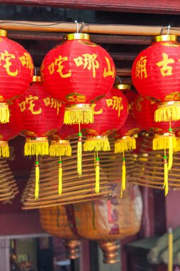 Üzerinde Macau China 'da Nezha Shan ya da Ne Zha Dağı tapınağı yazan kırmızı fenerler..