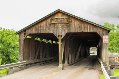Weybridge Vermont 'taki tarihi çöp değirmeni köprüsü bulutlu bir günde.