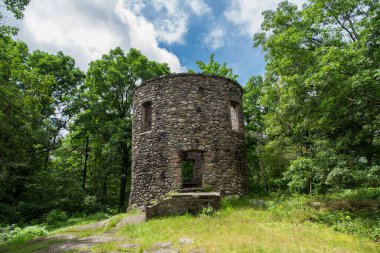 Goshen Connecticut 'taki Mohawk Dağı' ndaki Mohawk / Mattatuck yolundaki tarihi taş Cunningham Kulesi..