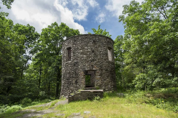 Goshen Connecticut 'taki Mohawk Dağı' ndaki Mohawk / Mattatuck yolundaki tarihi taş Cunningham Kulesi..