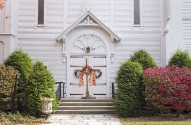 Sonbaharda Manchester Center Vermont 'taki ilk cemaat kilisesinin giriş ve çıkışları..