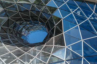 Frankfurt, Almanya. 17 Ağustos 2025. Frankfurt Almanya 'sındaki MyZeil alışveriş merkezinde soyut bir tasarım deliği..