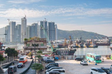 Macau, Çin. 19 Aralık 2016. Güneşli bir günde Macau Çini şehrinden geçen endüstriyel bir liman ve feribot..