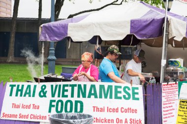 Hartford, Connecticut. 17 Ağustos 2024. Hartford Connecticut 'taki Asyalı ve Ejderha Gemisi Festivali' nde Tayland ve Vietnam yemek çadırı..