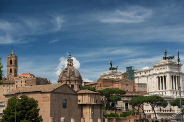 Güneşli bir günde İtalya 'nın Roma şehrindeki ünlü tarihi simgelerin unesco dünya mirası..