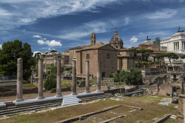 Güneşli bir günde İtalya 'nın Roma şehrindeki ünlü tarihi eser ve kalıntıların unesco dünya mirası..