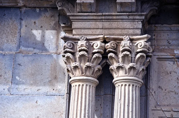 İki antik Korint sütun