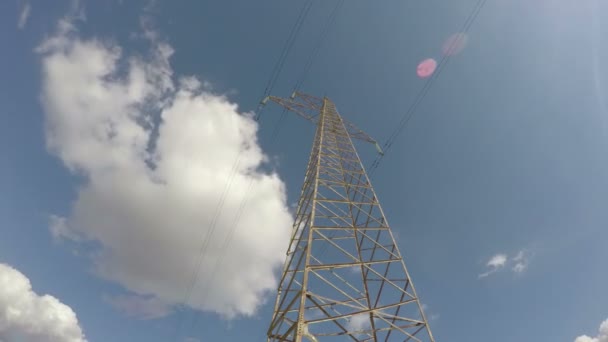 Time-lapse con poste de electricidad disparado desde abajo, 4K — Vídeo de stock