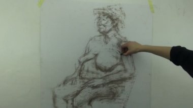 Şapkalı çıplak bir kadının hızlı ve gevşek bir çizimi çizmek
