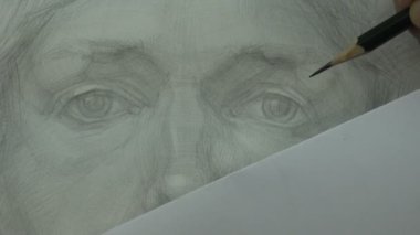 Bir kağıt parçası ile resmin bir kısmını kaplayan grafit kalem ile genç modelin gözleri bir çalışma çizim